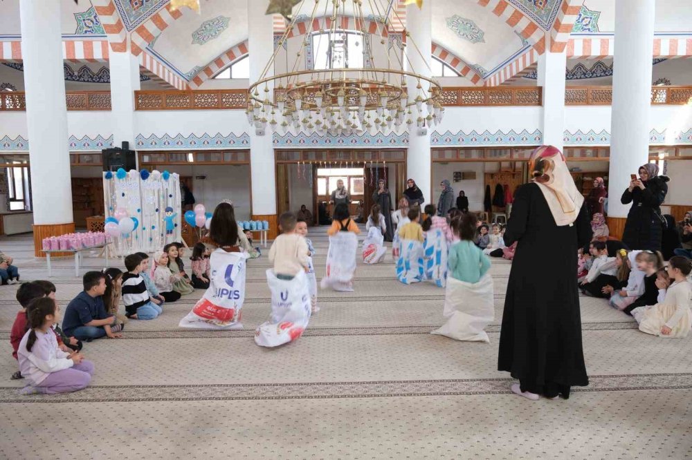 Cami, çocuk buluşması düzenlendi