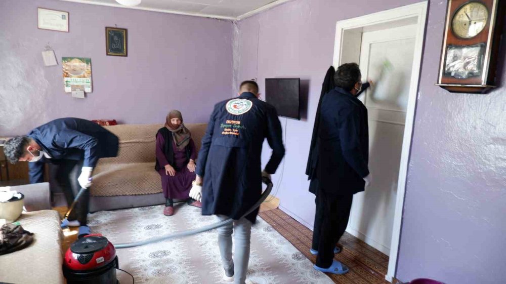 Erzurum Belediyesi'nden yaşlılara bayram ev temizliği