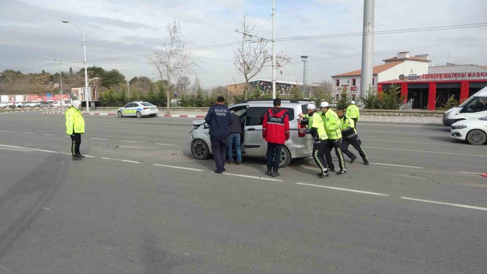 Malatya'da alkollü sürücü ışıkta bekleyen araçlara çarptı: 1 yaralı