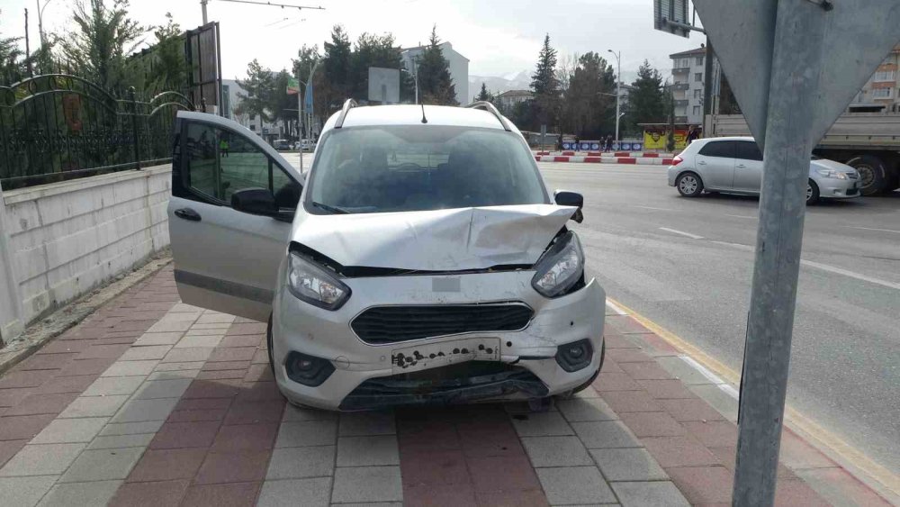 Malatya'da alkollü sürücü ışıkta bekleyen araçlara çarptı: 1 yaralı