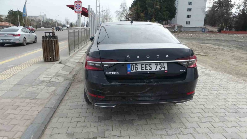 Malatya'da alkollü sürücü ışıkta bekleyen araçlara çarptı: 1 yaralı