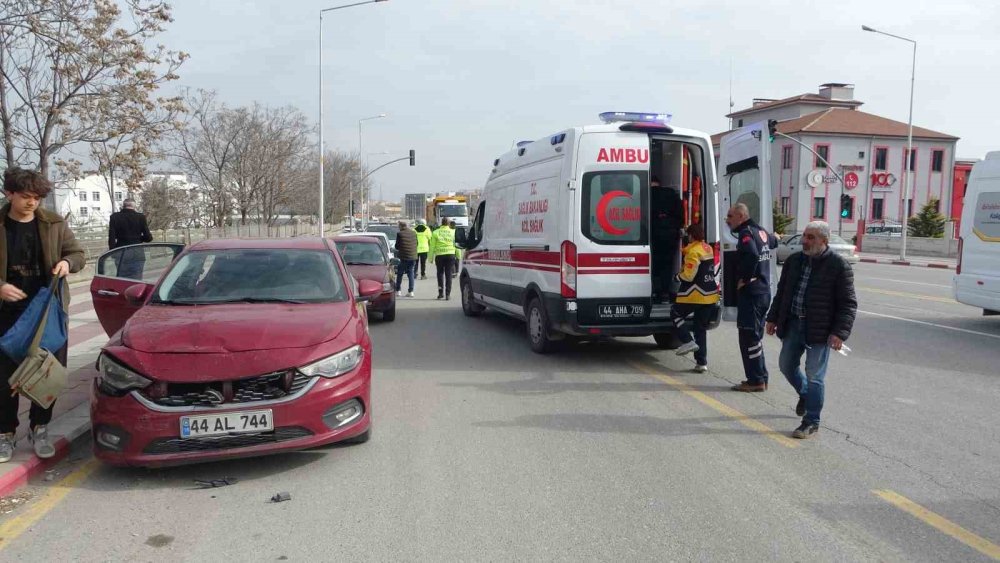 Malatya'da alkollü sürücü ışıkta bekleyen araçlara çarptı: 1 yaralı