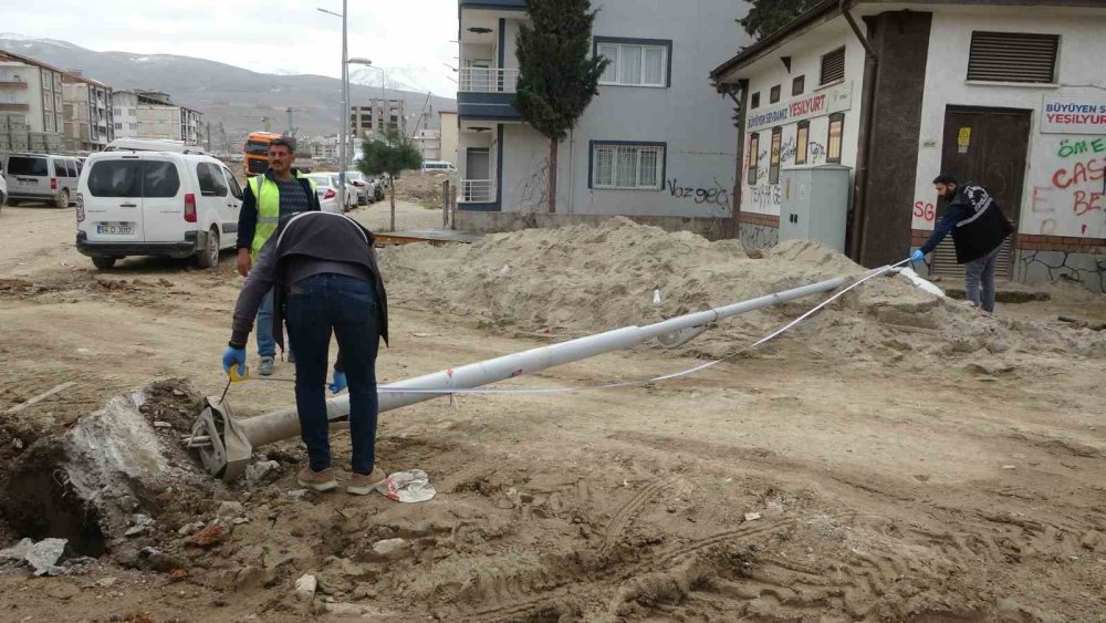 Malatya'da aydınlatma direği üzerine düşen işçi yaralandı