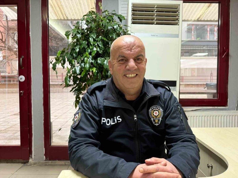 Polis memuru dar gelirli ailelere bayram şekeri dağıttı