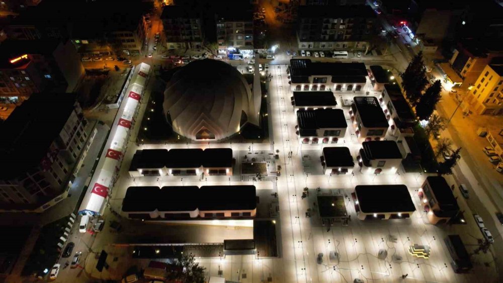 Adıyaman'da Kadir Gecesi ibadete açılan Meydan Cami doldu taştı