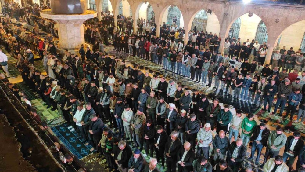 Urfa’da Kadir Gecesi’nde camiler dolup taştı