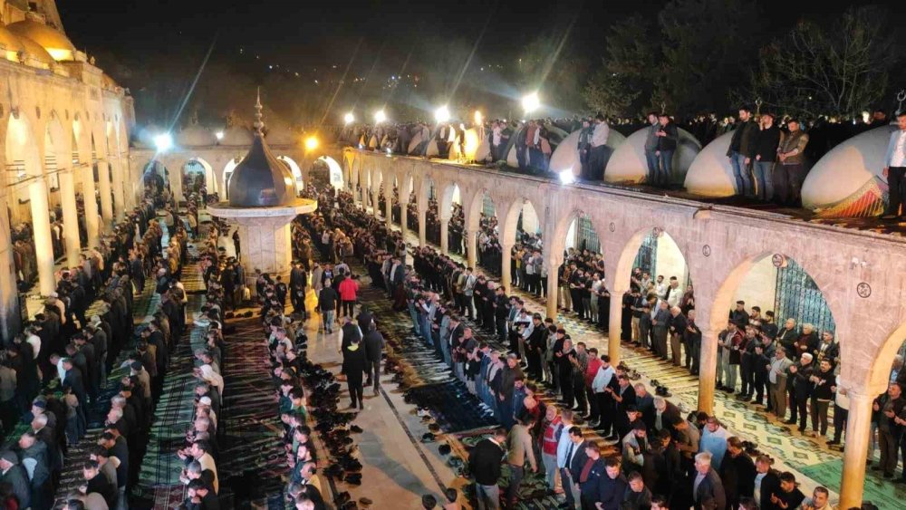Urfa’da Kadir Gecesi’nde camiler dolup taştı