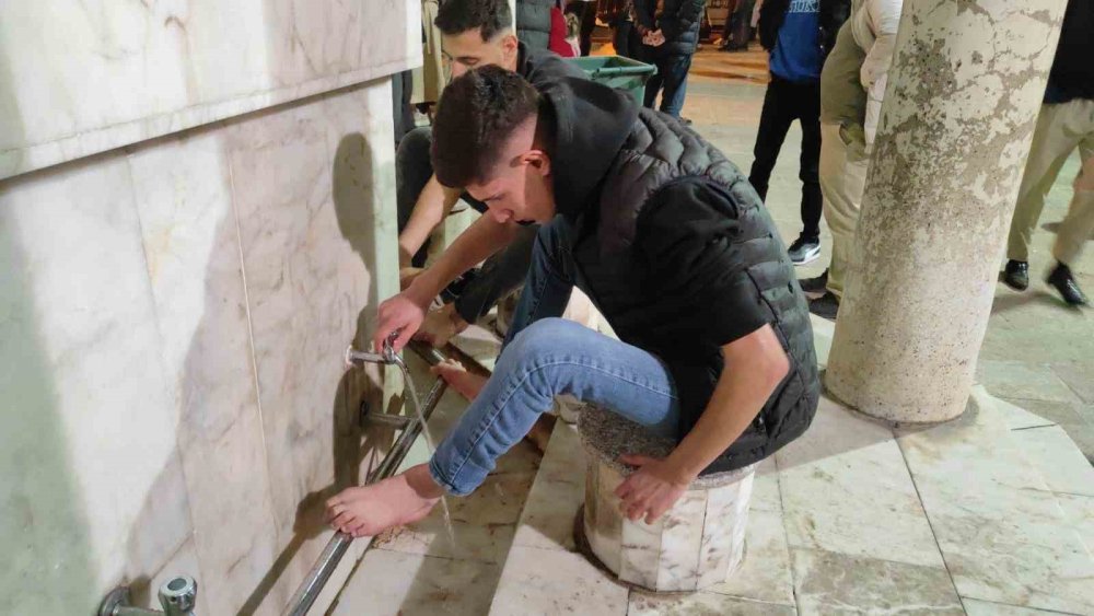 Urfa’da Kadir Gecesi’nde camiler dolup taştı