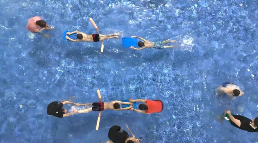 Ağrı'da engellerini suya bırakan bireyler yüzme ile hayata tutunuyor