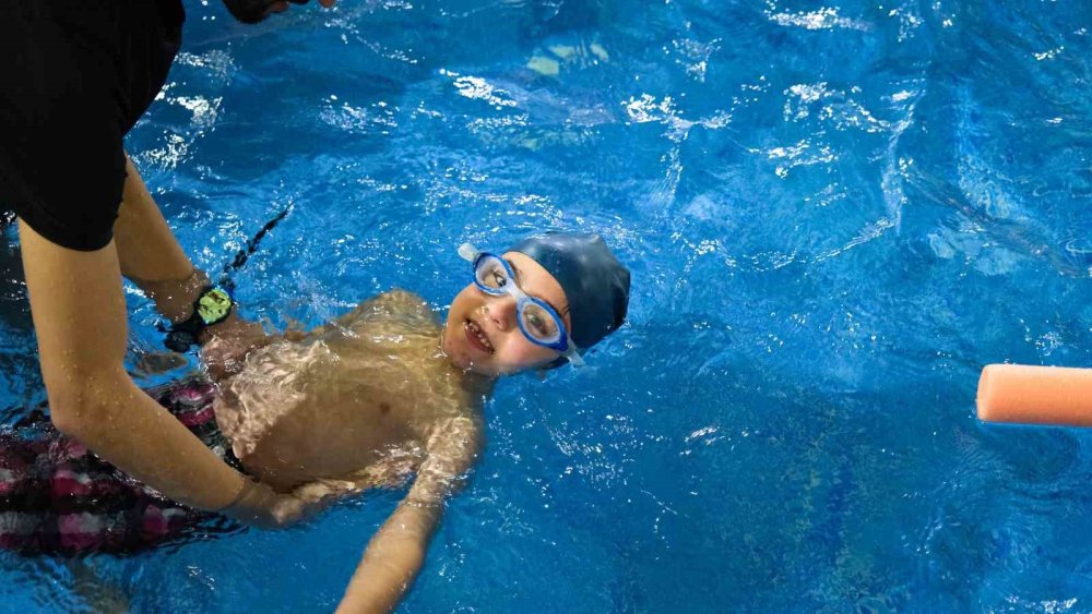 Ağrı'da engellerini suya bırakan bireyler yüzme ile hayata tutunuyor