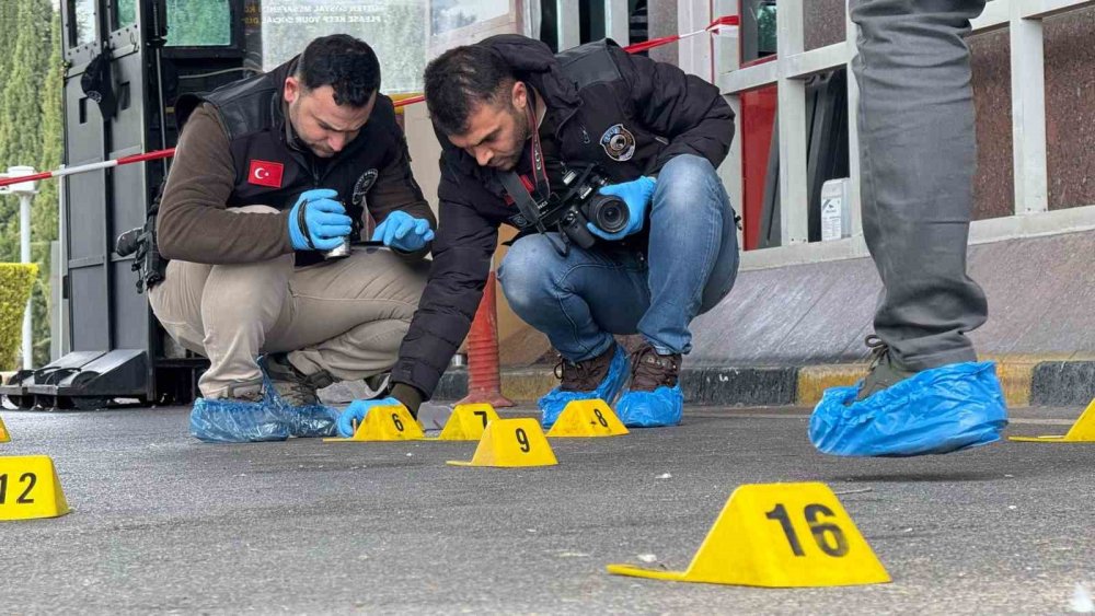 Antep havalimanı girişindeki arbedede silah ateş aldı: 1’i polis 2 yaralı