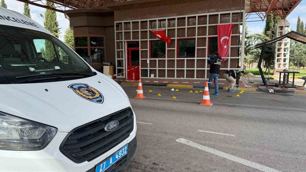 Antep havalimanı girişindeki arbedede silah ateş aldı: 1’i polis 2 yaralı
