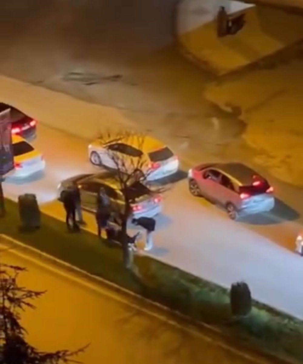 Elazığ'da yol verme tartışmasında trafikte araçlarını durdurup kavga ettiler
