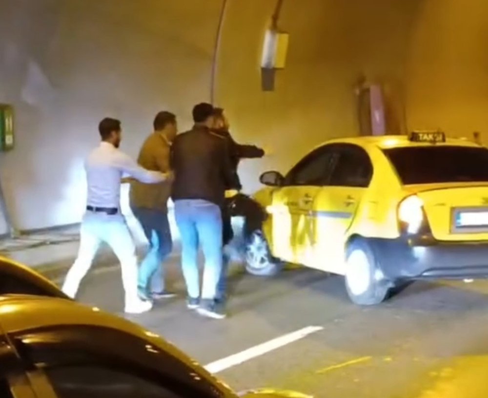 Sürücüler arasında ’yol verme’ kavgası: 2 yaralı