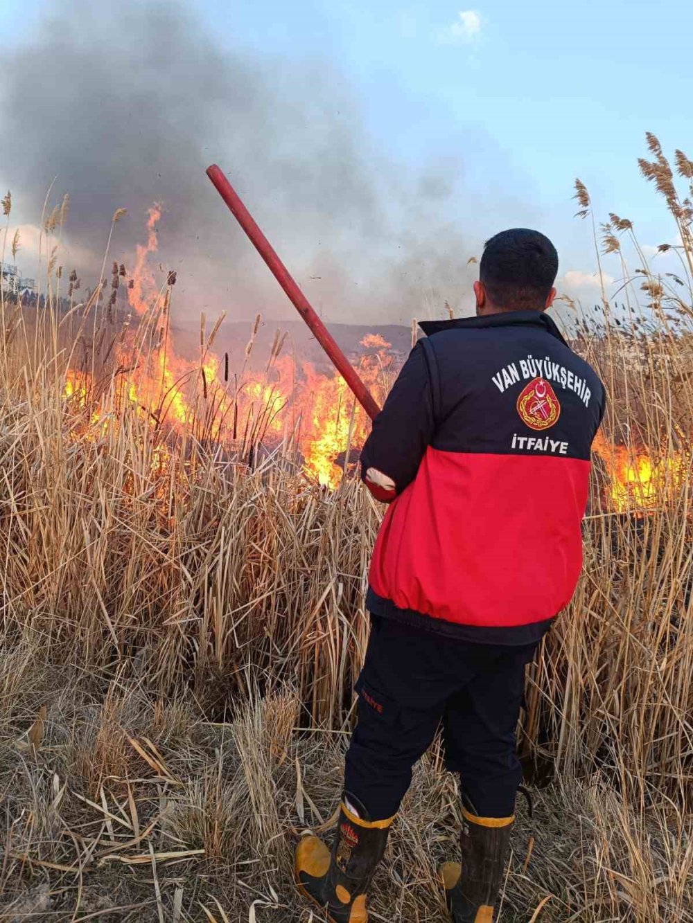 Van’ın Göründü deltasında çıkan yangın korkuttu