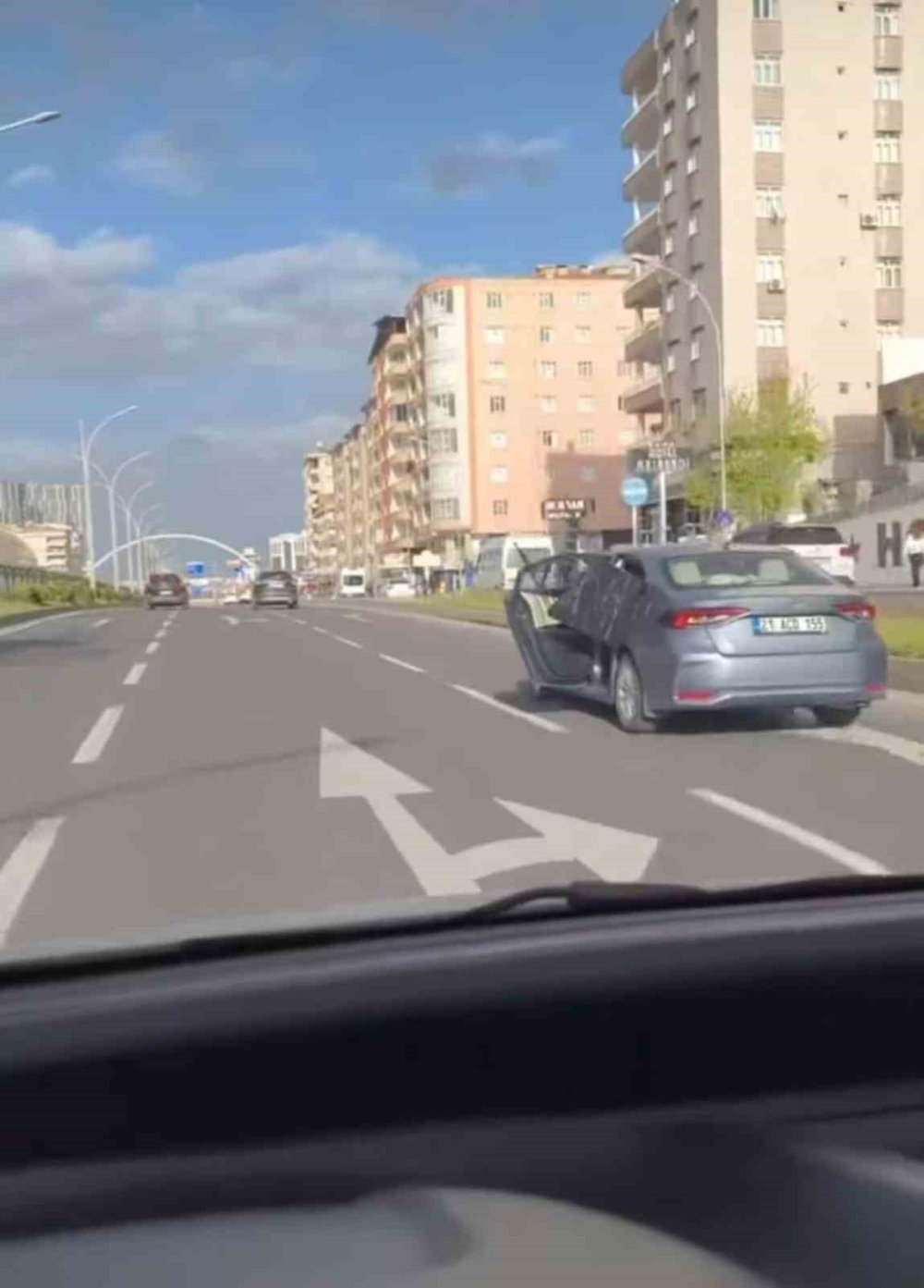 Kapısı açık otomobille tehlikeli nakliye