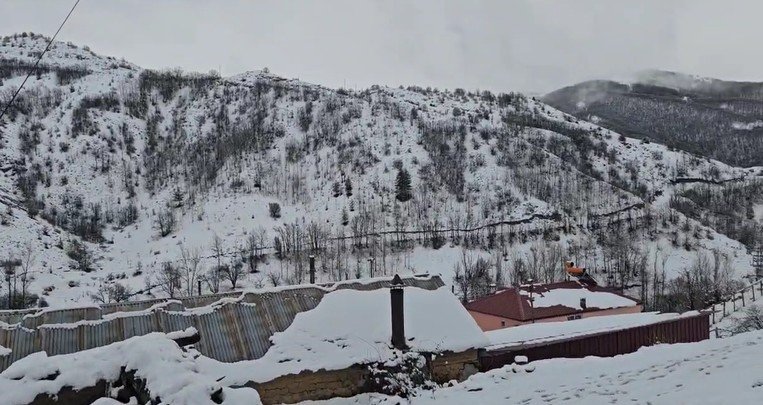 Refahiye'de kar yağışı etkili oldu