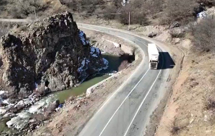 Vatandaşlardan kaya düşmeleri yaşanan ve tehlikeli virajları olan yolda çalışma talebi