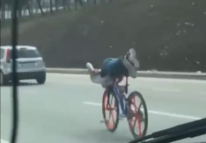 Antep'te bisikletin üzerinde uzanarak giden gençler trafiği tehlikeye attı