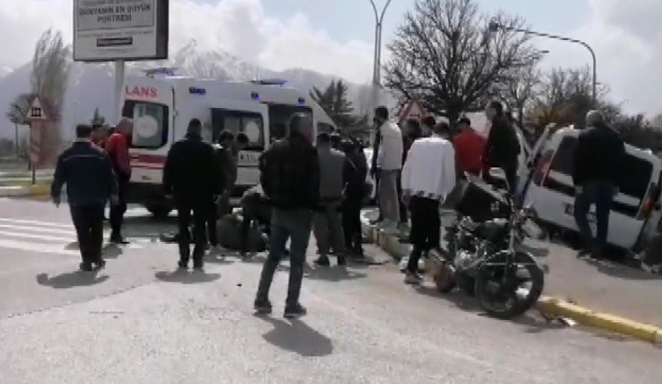 Erzincan'da otomobille çarpışan motosiklet sürücüsü ağır yaralandı