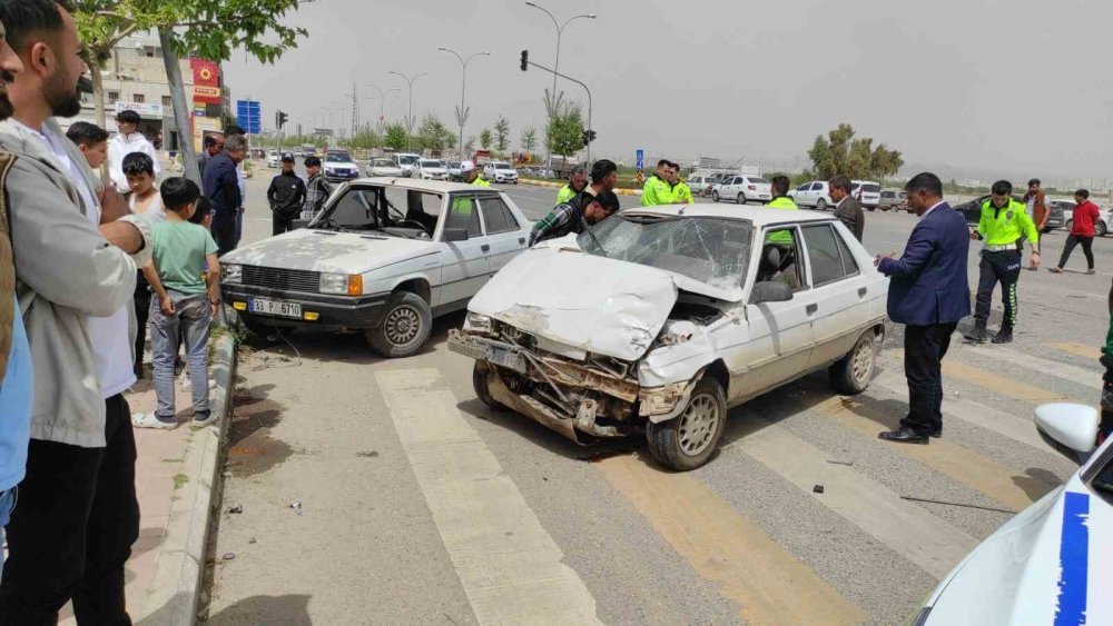 Urfa’da 2 otomobil çarpıştı: 8 yaralı