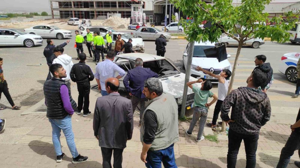 Urfa’da 2 otomobil çarpıştı: 8 yaralı