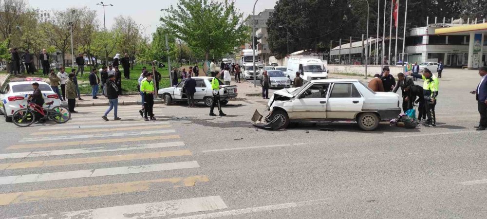 Urfa’da 2 otomobil çarpıştı: 8 yaralı