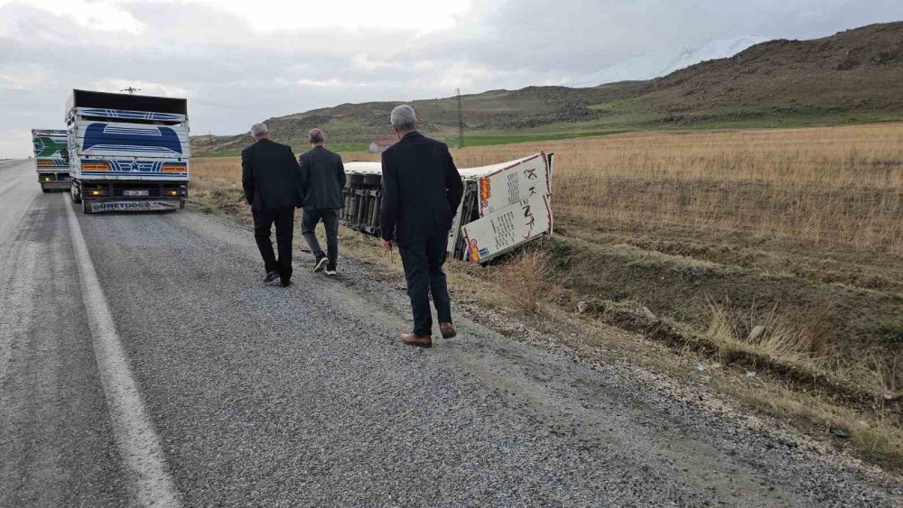 Adilcevaz'da meyve suyu yüklü tır şarampole devrildi