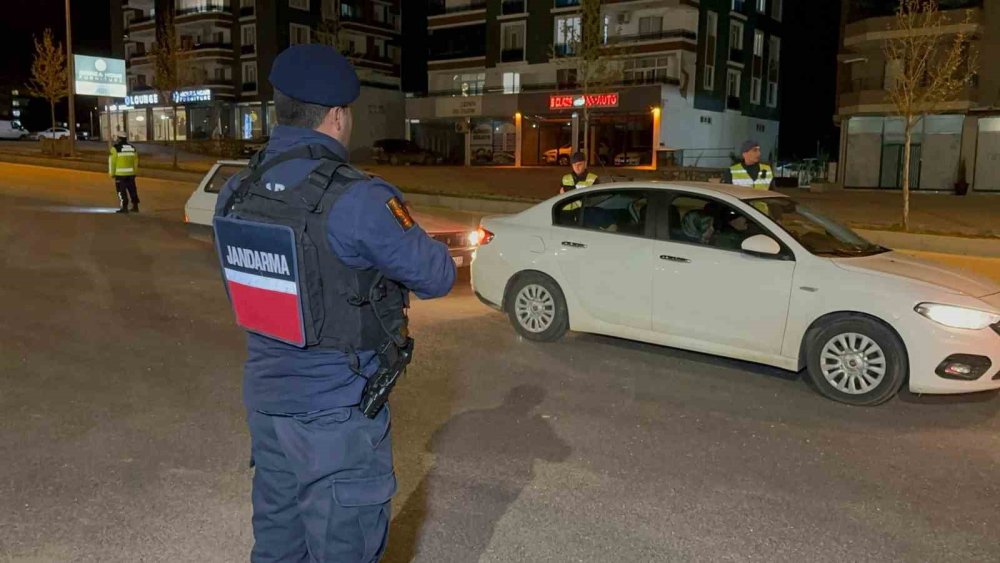 Adıyaman'da jandarma ekiplerinden sıkı denetim