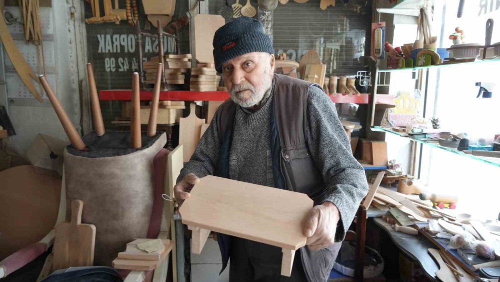 Antep'te mesleğine olan aşkıyla 87 yaşında tahtaya şekil veriyor