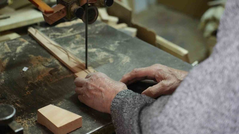 Antep'te mesleğine olan aşkıyla 87 yaşında tahtaya şekil veriyor