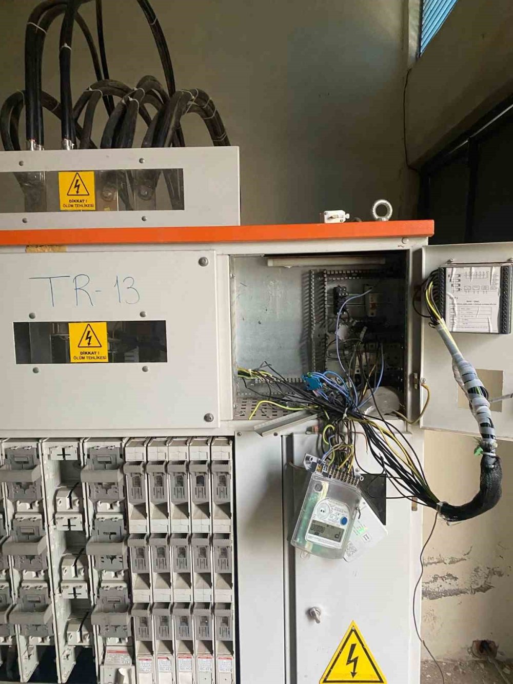 Bakır hırsızları binlerce vatandaşı elektriksiz bıraktı