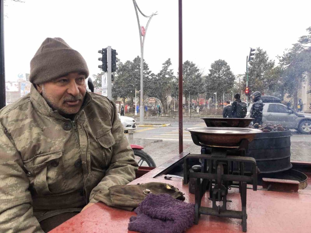Erzincan’ın renkli simalarından kestaneci Öztürk, kazada hayatını kaybetti