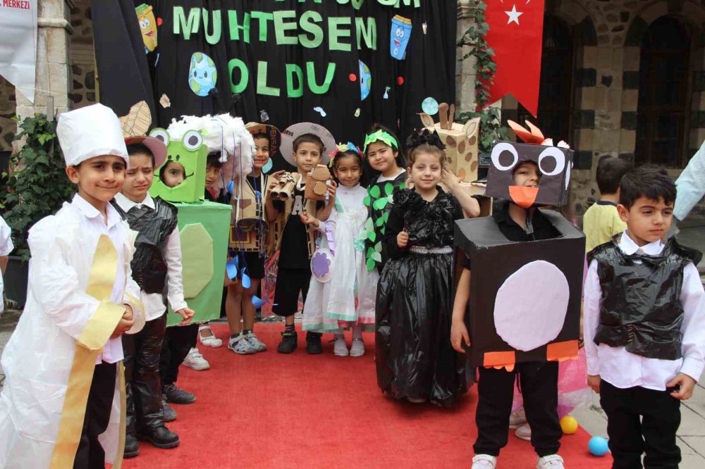 Atık malzemelerden çocuk defilesi düzenlendi