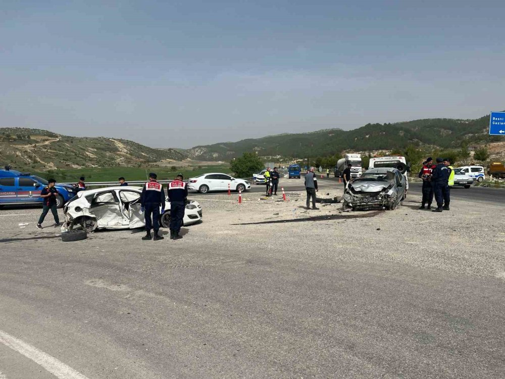 Besni'de 2 otomobil çarpıştı: 8 yaralı