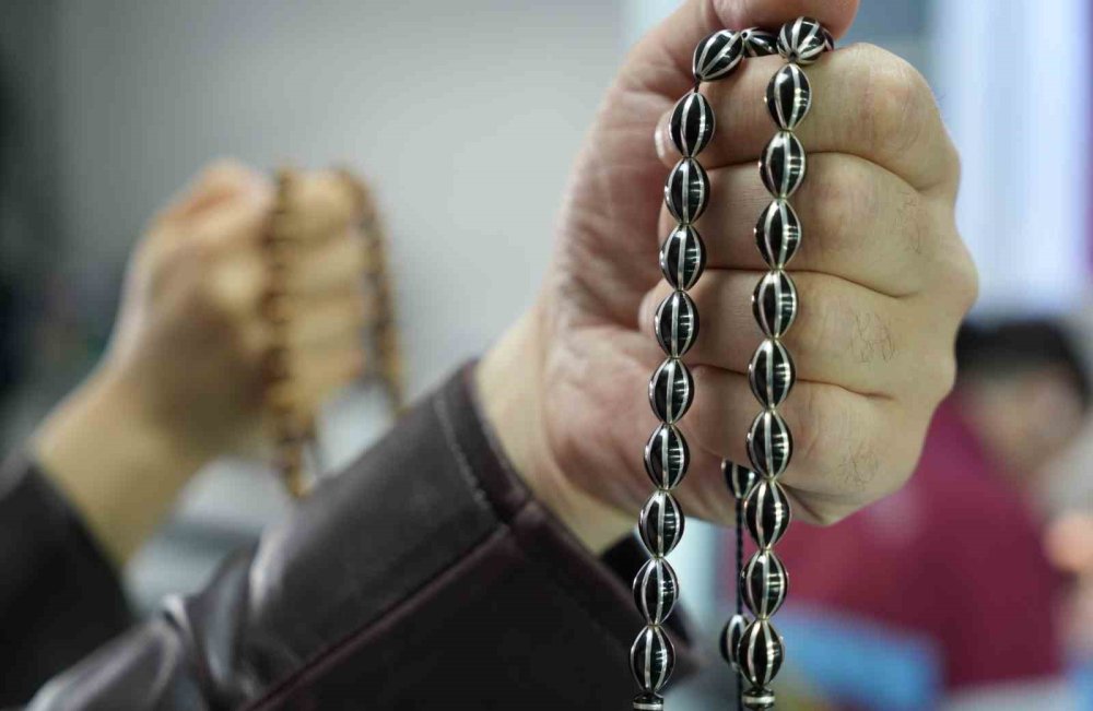 Brezilya’da yetişen meyveden Türkiye'de tespih yapılıyor