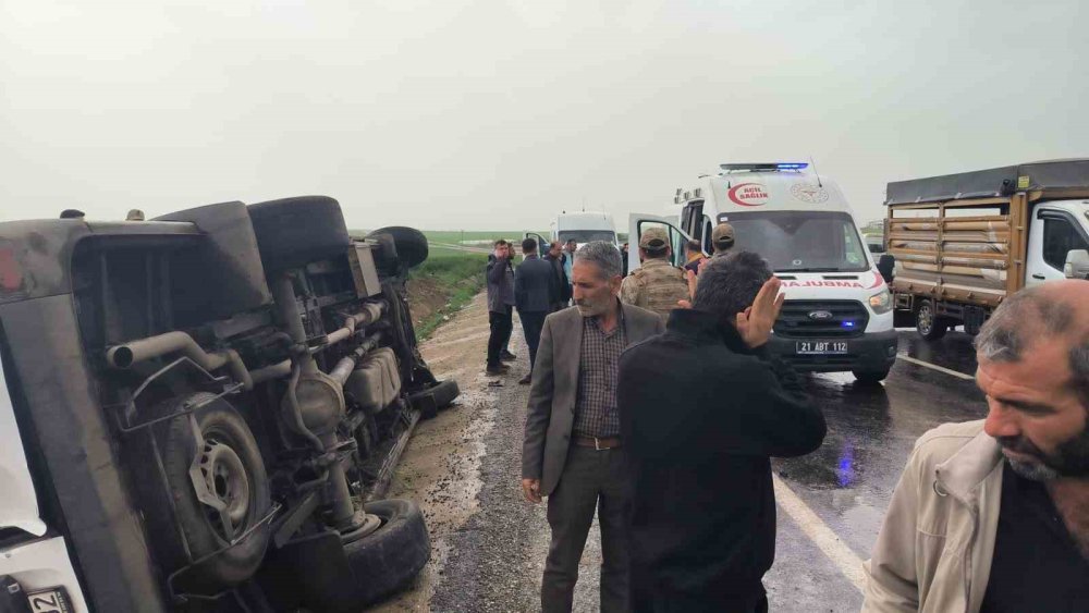 Diyarbakır Sur'da yolcu minibüsü devrildi: 9 yaralı