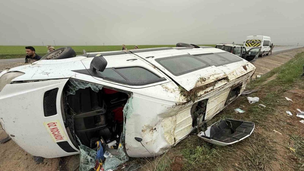 Diyarbakır Sur'da yolcu minibüsü devrildi: 9 yaralı
