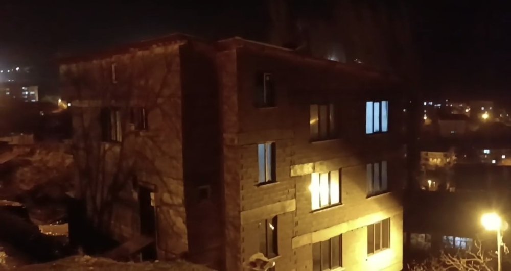 Hakkari’de şiddetli rüzgar çatıyı uçurdu: O anlar kamerada