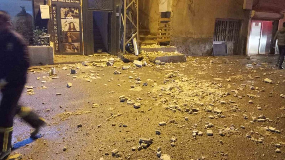 Hakkari’de şiddetli rüzgar çatıyı uçurdu: O anlar kamerada