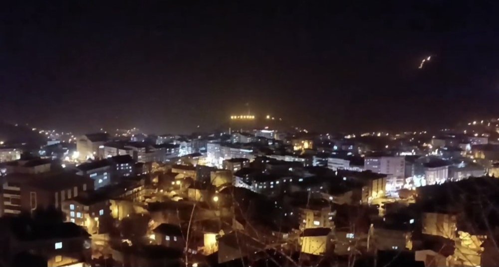 Hakkari’de şiddetli rüzgar çatıyı uçurdu: O anlar kamerada