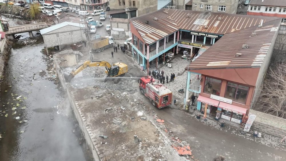 Patnos'taki riskli yapılar yıkılıyor