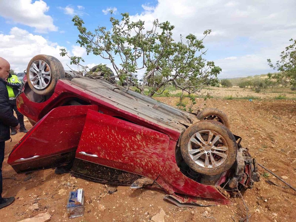 Antep'te lastiği patlayan otomobil fıstık bahçesine uçtu: 1 ölü, 2 yaralı