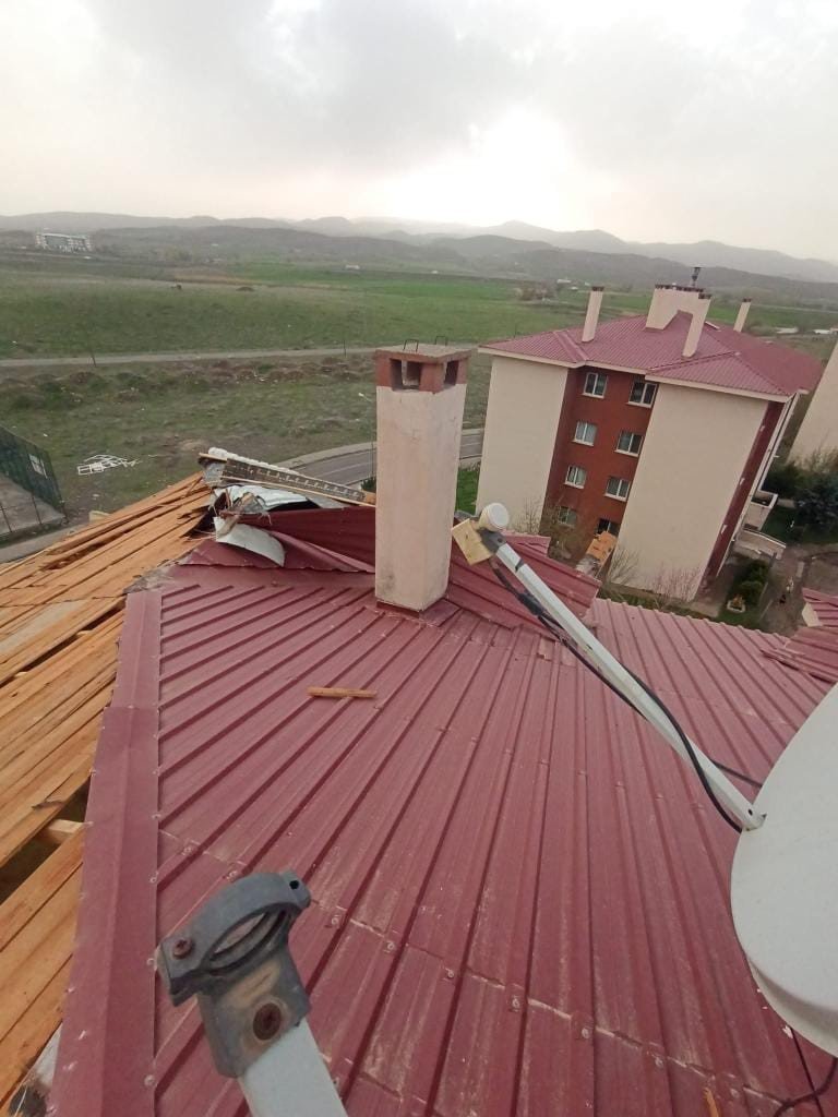 Bingöl’de kuvvetli rüzgar nedeni ile binaların çatıları uçtu