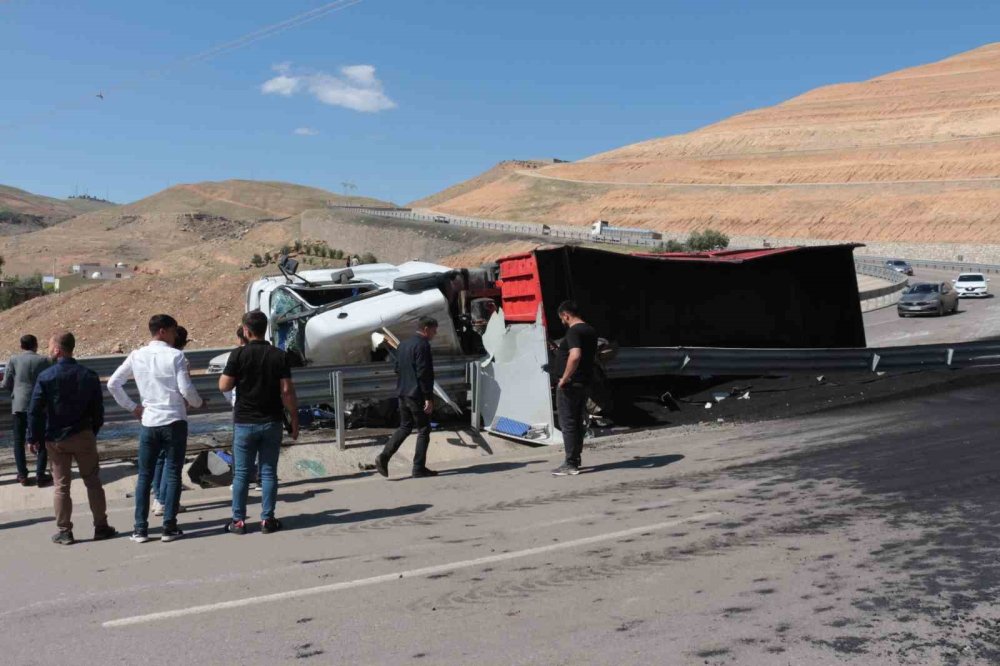 Cizre’de freni boşalan tır devrildi: 1 kişi yaralandı