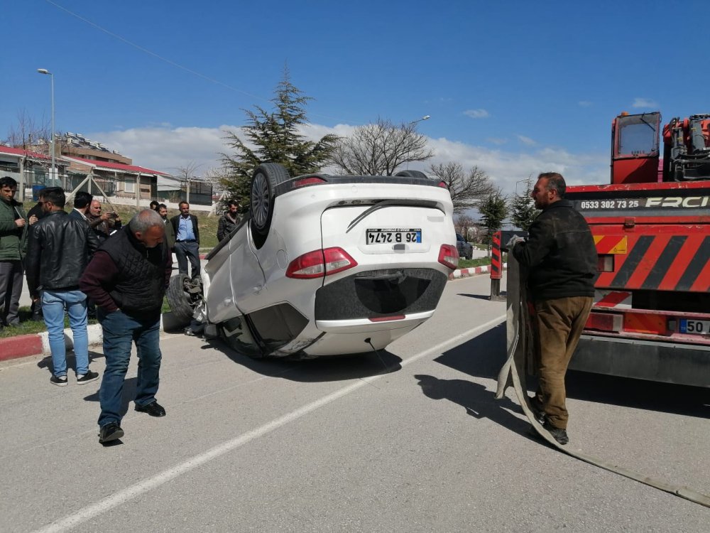 Erciş’te otomobille hafif ticari araç çarptı: 5 kişi yaralandı