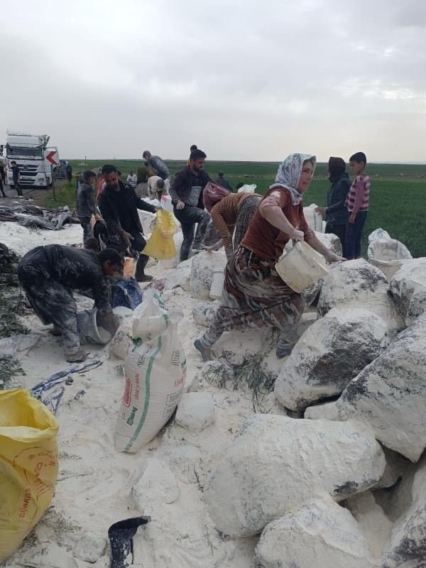 Un yüklü tır devrildi: Çevreye saçılan unu vatandaşlar topladı