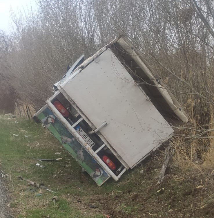 Van’da kamyonet otomobille çarpıştı: 3 kişi yaralandı