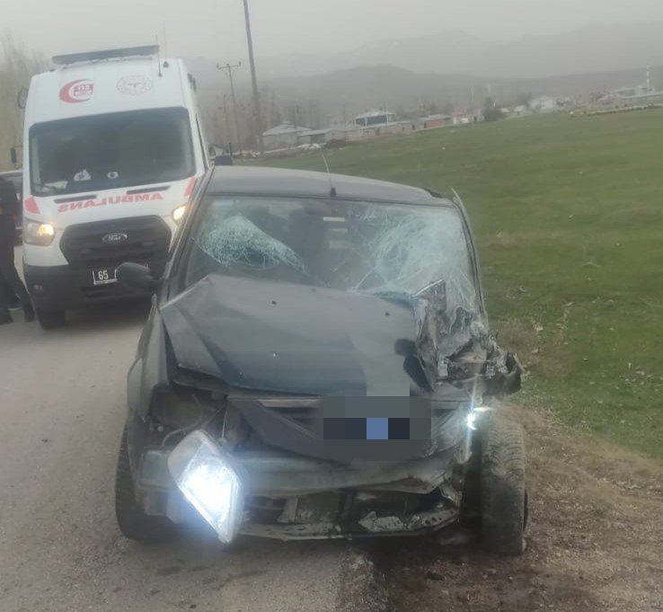 Van’da kamyonet otomobille çarpıştı: 3 kişi yaralandı