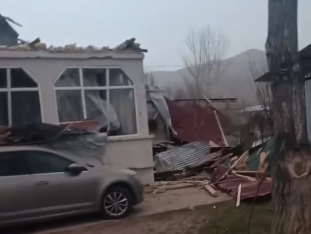 Van’da şiddetli rüzgar çatıları uçurdu